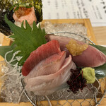 Toukyou Kotobuki - コトブキ海鮮盛り合わせ１０８０円。本鮪、すだちブリ、真鯛、スズキ、スマガツオ握り、ねぎとろイクラ手巻き。なかなかお得で魅力的な盛り合わせですね。