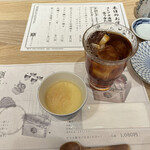 東京コトブキ - ウーロン茶３８０円、お通し５３０円。蟹ほぐし身の玉じめ。