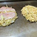 いくま - 左、ミックス玉お好み焼き