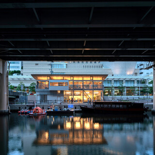 A two-story French cuisine with an atrium located in the waterside park of the Higashiyokobori River.