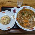 Kouga - わたしの「もやしラーメン　お得なランチセット」(￥1050-税込)全景です。箸休めの柴漬は良いですよ。