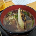 武蔵野うどん 山崎 - この写真はまだうどんを潜らせてない最初のシーンなんすけど、何故か肝心の「肉」が写ってないように見えますが、これがねぇ~実はすんごく沢山お肉入ってんのよ。焼いた長葱も素晴らしいけど、お肉もスゴいよ。