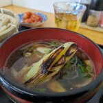 武蔵野うどん 山崎 - お汁の長葱は断然焼くべきです。上州田舎うどんにも色んなお店がありますが前橋市富士見町時沢の「だんべうどん」さんは長葱を焼いてます。このひと手間が何倍も美味しくなるのは知ってますよ。武蔵野でも上州でも…