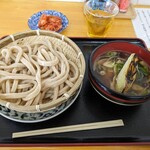 武蔵野うどん 山崎 - 待ちに待った「肉汁うどん 500g」(￥750-税込)の登場です。敬愛するマイレビュアーのジタンダヤンさんのお陰で「愛して止まない色黒武蔵野うどん」に面会することができました。ありがとうございます。