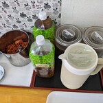 武蔵野うどん 山崎 - アイス・コーヒー(無糖・加糖)、緑茶、お冷、氷、そして白菜の朝鮮漬(キムチ)。