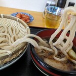 武蔵野うどん 山崎 - そんな武蔵野うどん秘話に思いを馳せながら、ワシワシと硬ーいうどんを噛み締めております。