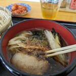 武蔵野うどん 山崎 - 摺り胡麻を入れてみました。武蔵野うどんの解説がチャンと手元に置かれてます。思わずじっくり読んじゃいました。わたしはそもそも「ブラタモリ」のファンなのでこういう解説大好きなんです。地勢・気候・風土等々…