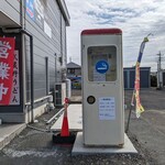 武蔵野うどん 山崎 - その上手(かみて、舞台に向かって右の方)に喫煙室がありました。何と開設初期の電話ボックス、肌色ベースで屋根部が赤色のツートンカラー、昭和だね~。