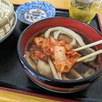 武蔵野うどん 山崎 - 最後にね、やっちゃったよ。白菜の朝鮮漬(キムチ)をぶち込んでみた、コレいけるよ。