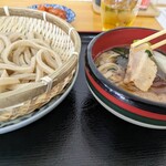 武蔵野うどん 山崎 - お肉を摘んで頂くたところ。