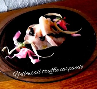 OUT - 海の幸トリュフカルパッチョ \2400 Seafood truffle carpaccio
