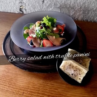 OUT - Berry＆生ハムサラダ～トリュフパニーニ添え \1850 Berry & prosciutto salad ~ served with truffle panini