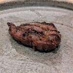 La Stalla - 端材をウェルダンに焼いてもらいました。良く焼くことによるプラスはなく、焼きすぎたレバー感が出ました。