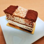 PATISSERIE LACROIX - ナッツと生クリーム、チョコレートのバランスが絶妙な古典的フランス菓子、Marjolaine（マルジョレーヌ）700円