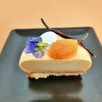 PATISSERIE LACROIX - バニラ香るムースはふわシュワッととろけ、瑞々しくフルーティーな洋ナシのムースと一体感抜群♪ココナッツのダックワーズやドライ洋ナシも良い風味