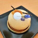 PATISSERIE LACROIX - バニラビーンズをたっぷり使ったババロワ、洋ナシのムースにココナッツのダックワーズ♪優美なデザインにときめくMonetモネ700円