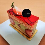 PATISSERIE LACROIX - アーモンド生地にピスタチオクリームとイチゴ、洗練されたビジュアルのFraisier（フレジエ）700円