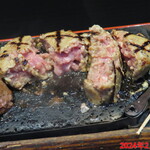 感動の肉と米 - 中はほぼナマ・・・