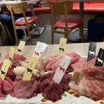熟成和牛焼肉エイジング・ビーフ - ネームプレートの色で熟成肉や希少肉などの種類がひと目でわかります