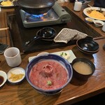 くまげら - 手前から和牛ローストビーフ丼肉増し　中央さんぞく鍋　端オムホエーカレー