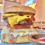 Louis Hamburger Restaurant - チェダーチーズバーガー(自家製ベーコントッピング)