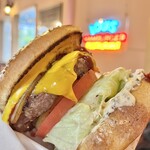 Louis Hamburger Restaurant - •チェダーチーズバーガー(自家製ベーコントッピング)