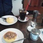 カフェ トリップ - 手前はシナモンピーナッツマフィン