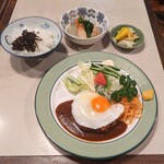 Hachiro - ハンバーグ、ご飯、漬物、煮物