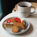 gouter - 苺のタルト（660円） おすすめコーヒー（550円） 犬クッキー（170円）