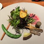 薪焼 銀座おのでら - 畝田さんからのお野菜　一つ一つ味付けされており美味しいです。
            ビーツ2種、もものすけ(サラダ蕪)、人参、スナップエンドウ、平茸など