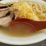 麺や 七彩 - 昆布や煮干しなどの出汁に鶏の旨みがコクを加える優しい清湯塩スープ