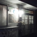 カフェ トリップ - 夜の概観
      