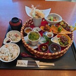 かくれ屋 - 料理写真:●かご膳　殿　2,250円
（牛肉サラダ、刺身の両方付き）

を注文してみた