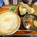 ひもかわ桐生 - ナスと茸の肉付け汁と本日の野菜天