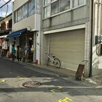 常衛門食堂 - ①画面右端にある「食堂」とメニューの看板が店の目印。