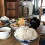 常衛門食堂 - 鶏からおろしポン酢定食¥1150内　この日はセルフコーナー真横の座敷にて食事。画面奥が板の間のエリア。