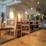 ベーカリーカフェデリス - ゆったりした店内