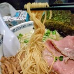 らーめん 稲荷屋 - ワンタンメン大盛りの麺リフト