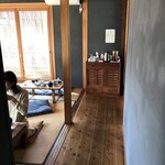 常衛門食堂 - ④日差したっぷりの2階。空いている好きな卓につく。向かって左手が庭がよく見えるが少し寒い座敷席。中央がセルフサービスコーナー。右手に板の間の席。どの席も風情があってとても良い。