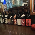 かんだ光壽 - カウンターに置かれる日本酒瓶