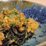 肉割烹 よし田 - 自家製烏賊墨麺とアオリイカのミートソース