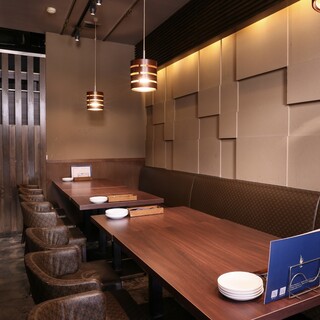 A private room with a table that can accommodate 12 to 16 people. A space with a calm atmosphere.