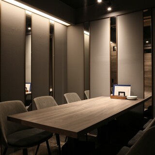 貴重な個室席はシックで高級感のある雰囲気。6名様までご利用可能です。