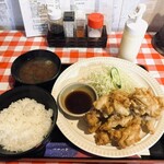 レストラン金鯱 - 唐揚げ定食（1番人気♪）ご飯はこれで少なめの、更に2/3（笑）