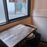 Itarian Ando Wain Shokudou Bibi - カウンターの裏にある2人テーブル。コレも1つ。ここに人が入ると裏のカウンターの人はかなり狭いんじゃないかなぁ