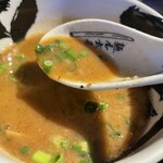 麺屋武蔵 武骨 - スープはサラサラ系だが、濃厚なコクと旨みを有しておりとても美味い。つけ汁1杯お代わり無料は嬉しい。