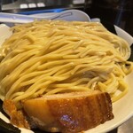 Menya Musashi Bukotsu - 茹で上がり1キロの麺は金槐1キロと同じ重量がある。チャーシューの脂の照り具合も美しい。