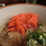 くれ星製麺屋 - 無料紅生姜を入れてみました(まぁいけます)