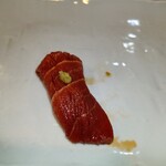 鮨 しもくら - 戸井：本マグロ／中トロ(さしの入った中トロは貴重)
      　