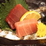 海鮮×日本酒 完全個室居酒屋 まぐろ奉行とかに代官 - 本マグロ二種盛り食べ比べ